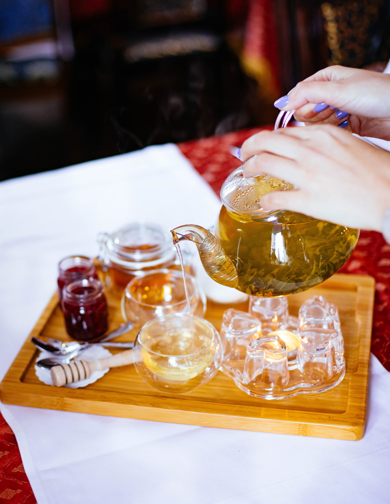poring, tea, one person, leisure activity, pouring, adult, focus on foreground, real people, unrecognizable person, food, refreshment, teapot, party, finger