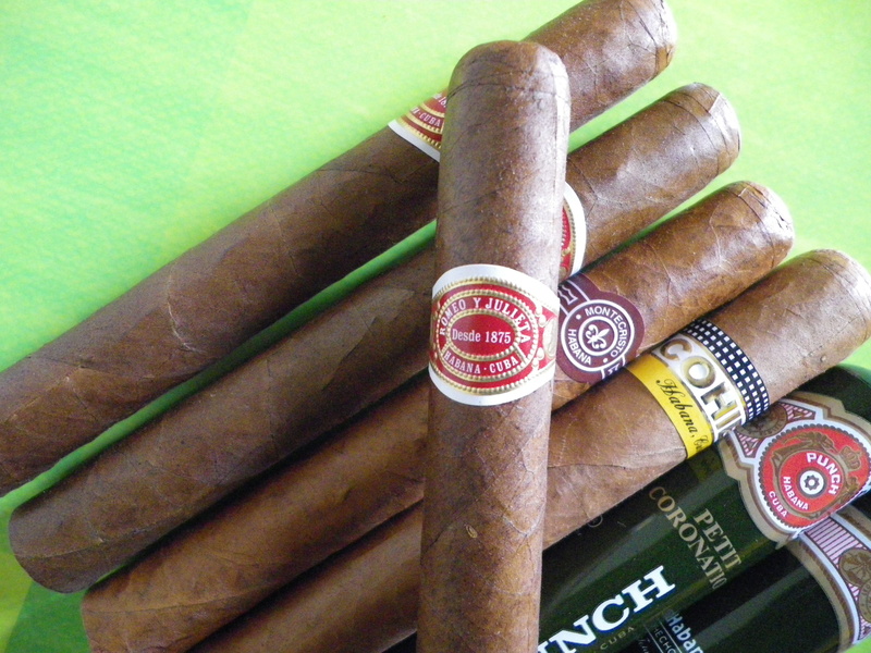 4K, number, communication, indoors, romeo julieta y, close-up, still life, surface, day, large group of objects, stack, Cigar, tobaccos, western script