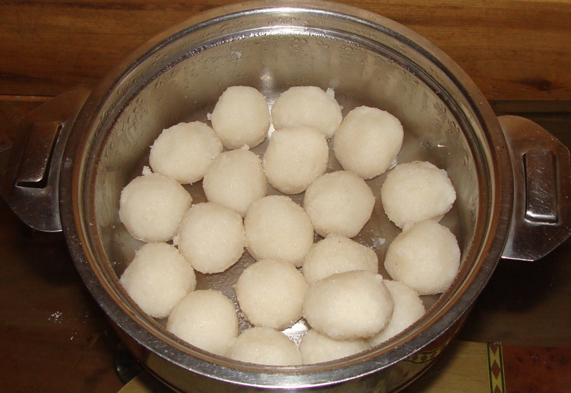 household equipment, crockery, food and drink, kitchen utensil, chinese dumpling, freshness, cuisine, food, indoors, still life, chinese food, rice balls