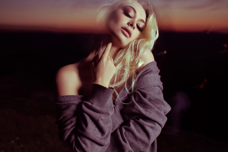 holding, clothing, pose, hairstyle, fashion, beauty, hair, jumper, blondehair, woman, night, female, glamour, gray, room, light, women, females, sweater