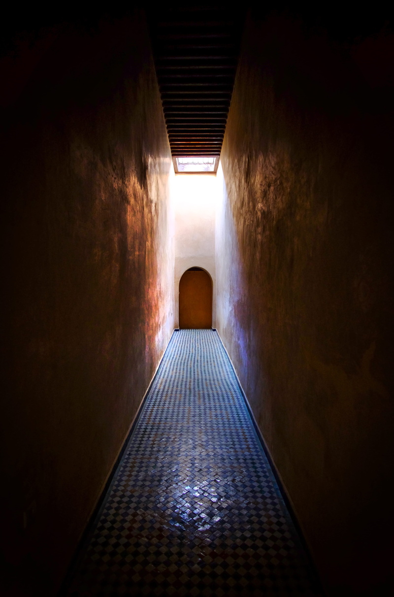indoors, narrow, doorway, lighted, building, absence, alley, dim, diminishing perspective, corridor, dark, directly below, empty, arcade, the way forward