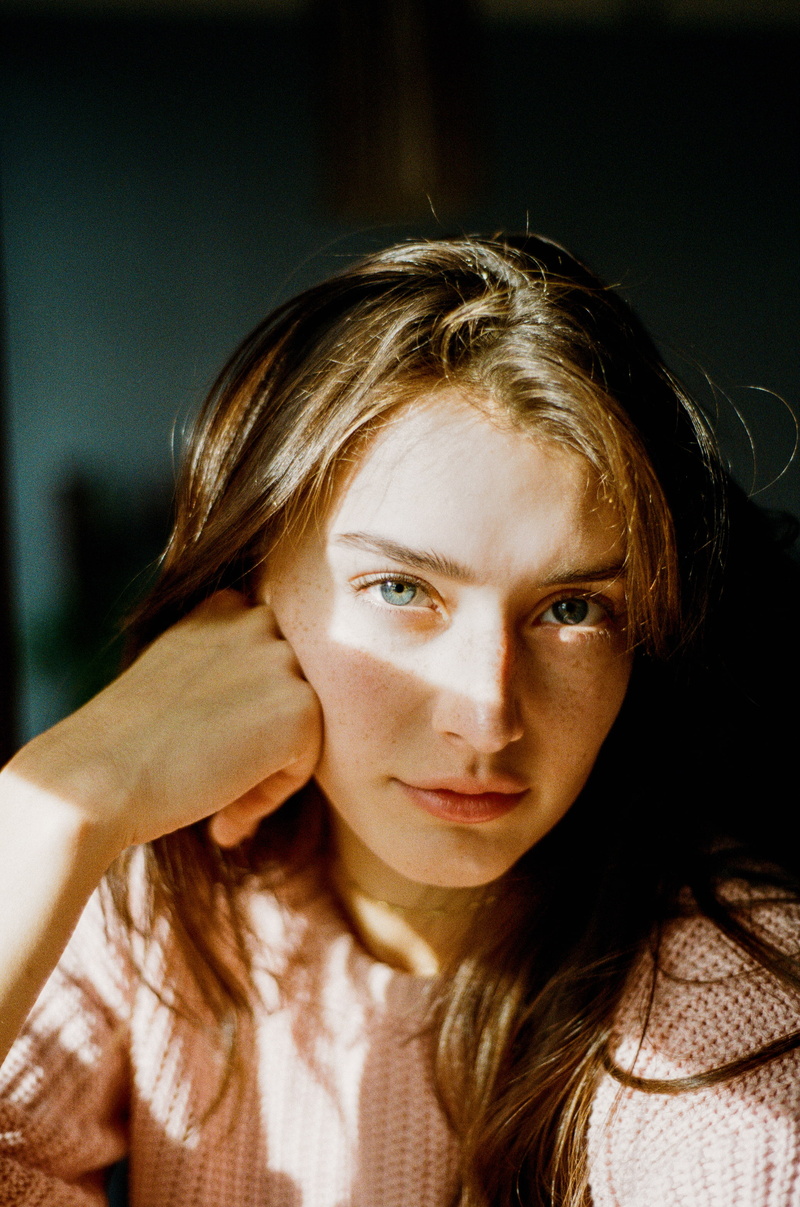 blue eyes, looking at viewer, sunlight, Jessica Clements, 2K, women, Jesse Herzog