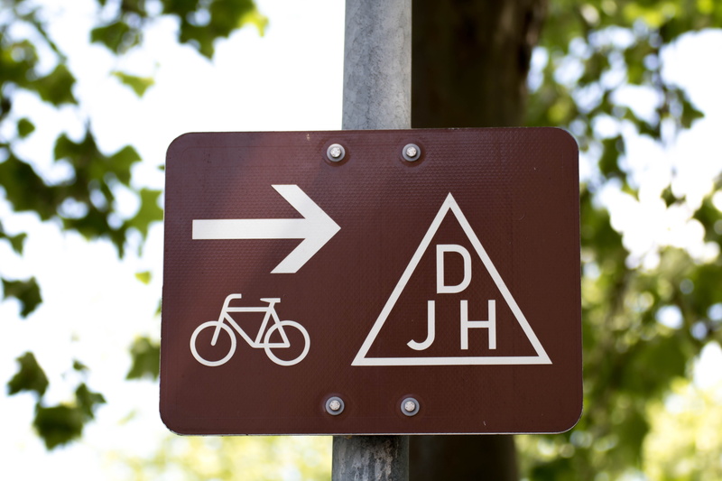 sign, guidance, 5K, street sign, bike, plant, bicycle path, billboard, road sign, symbol, german youth hostel, arrow, youth hostel, nature, information symbol