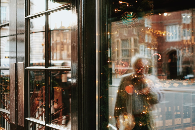 glass - material, pub, architecture, store, christmass, street, window, pricture, one person, retail display, built structure, doors, london, women, streetart