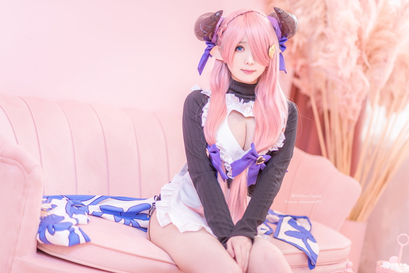 Narmaya (Granblue Fantasy), Asian, model, cosplay, sitting, looking at viewer, smiling, Granblue Fantasy, 5K, couch, horns, Narumeia (Granblue Fantasy)