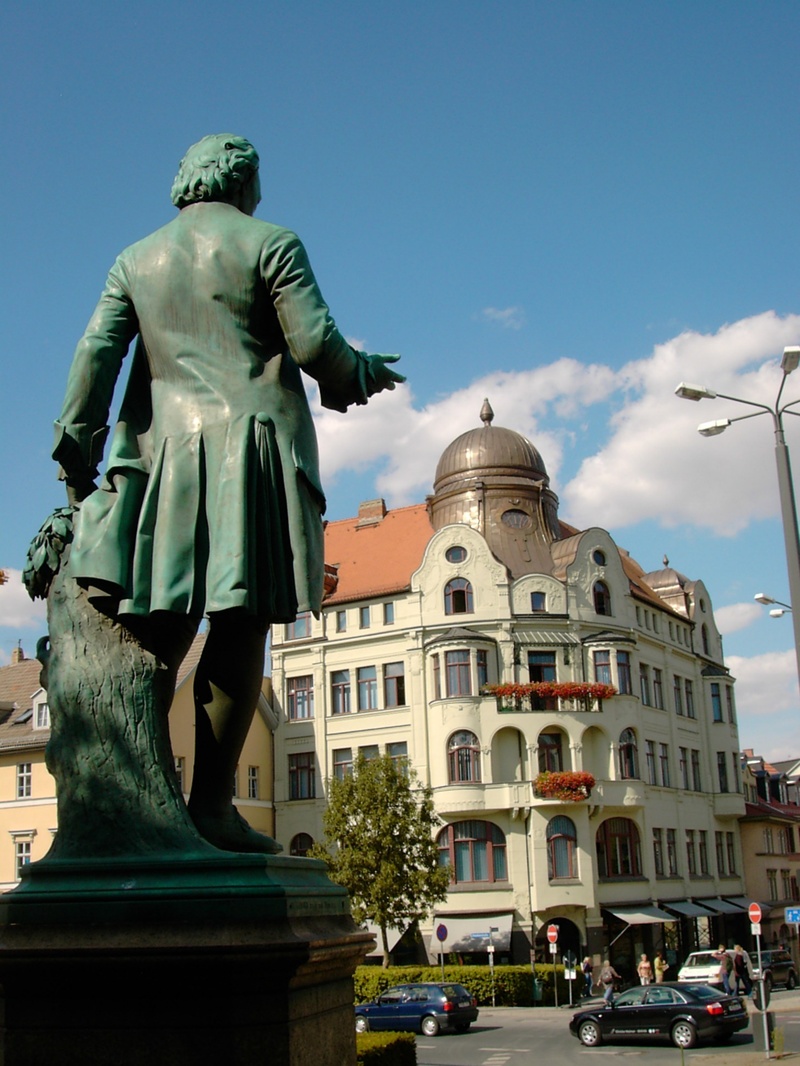 day, sky, male likeness, bronze statue, tourism, creativity, bronze, built structure, travel, the past, statue, still image, incidental people, human representation