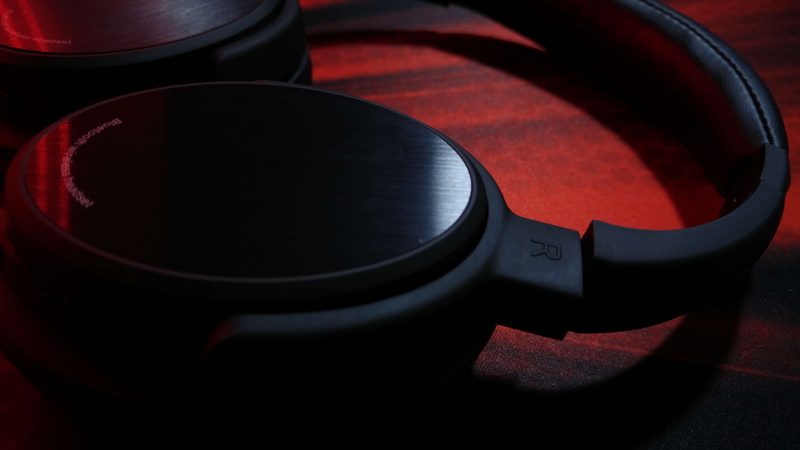 full frame, electrical equipment, red, still life, bluetooth, photive, indoors, close-up, blacvk, shape, control, equipment, mouse, no people, record, matte