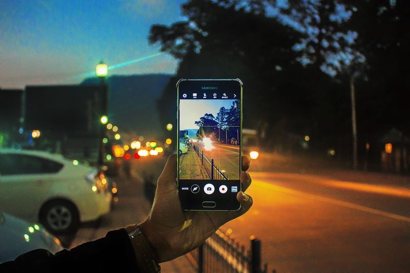 sri lanka, mobile phone, photography themes, connection, nuwara eliya, communication, hand, one person, human hand, transportation, portable information device