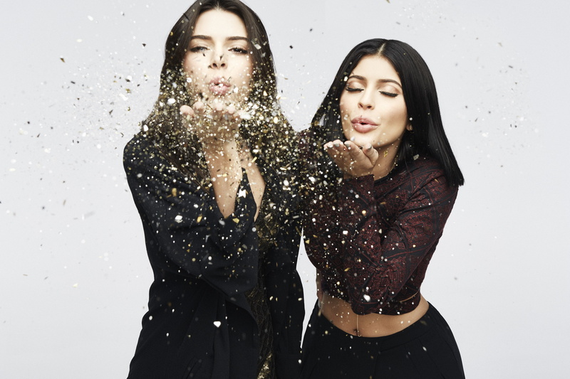 adult, 4k, portrait, people, indoors, celebrities, 5k, teenager, hairstyle, kendall jenner, beautiful woman, snowing, kylie jenner, warm clothing, looking at camera