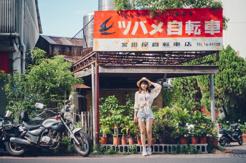 looking away, torn clothes, short shorts, women outdoors, 4K, outdoors, model, standing, jean shorts, women with hats, motorcycle, shirt, frontal view