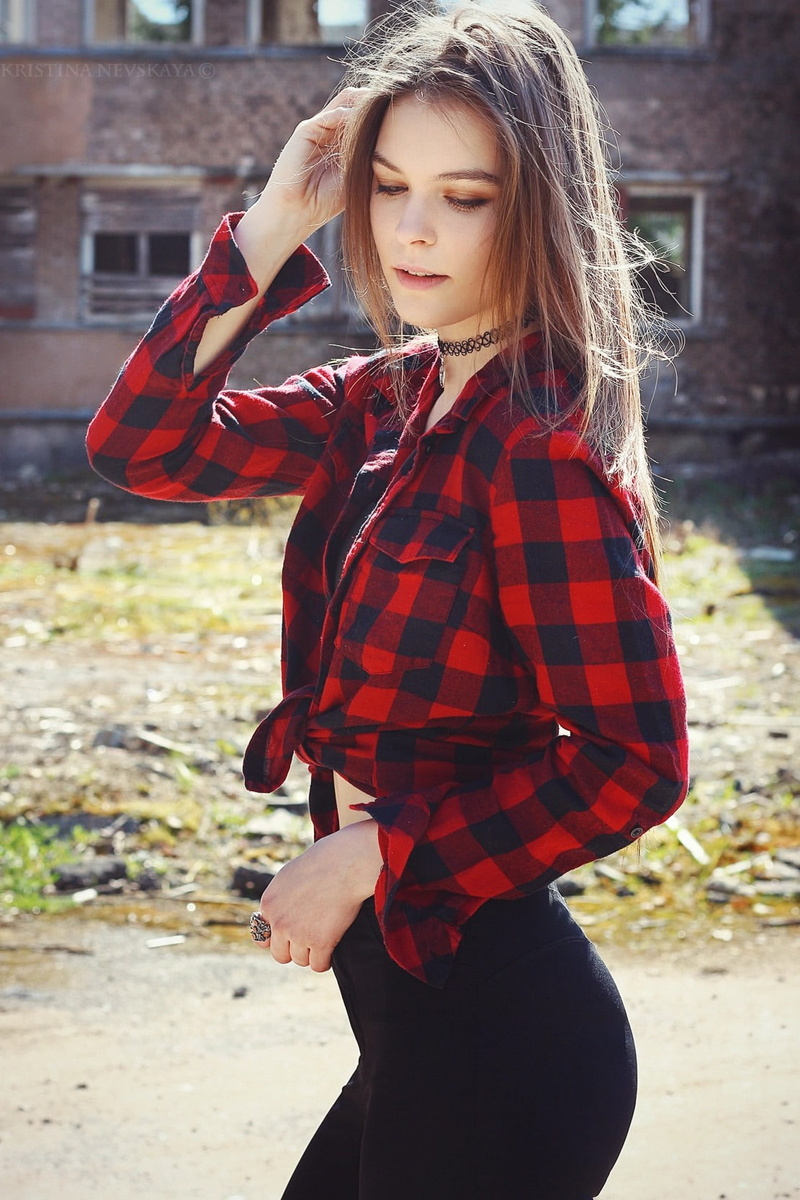 portrait display, Kristina Nevskaya, plaid shirt, brunette, Tied top, women outdoors, side view, 720P, jeans, portrait, necklace, curvy, black tops, high waisted