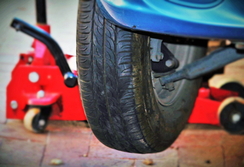 auto, wheel change, travel, automotive, dare, city, stationary, platt, mature platter, airless, tire, 4K, trie, road, wheels, vehicle, red, flatfoot, parking