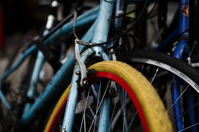 bike, transportation system, spoke, rack, transportation, bike tires, tire, day, selective focus, group of objects, bicycle, hanging, brake, 4K, stationary
