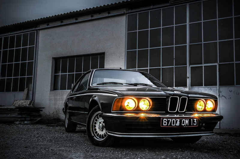 e, outdoors, motor vehicle, vintage car, BMW, E24, old, 1080P, coupe, building exterior, city, architecture, street, headlight, land vehicle, transportation