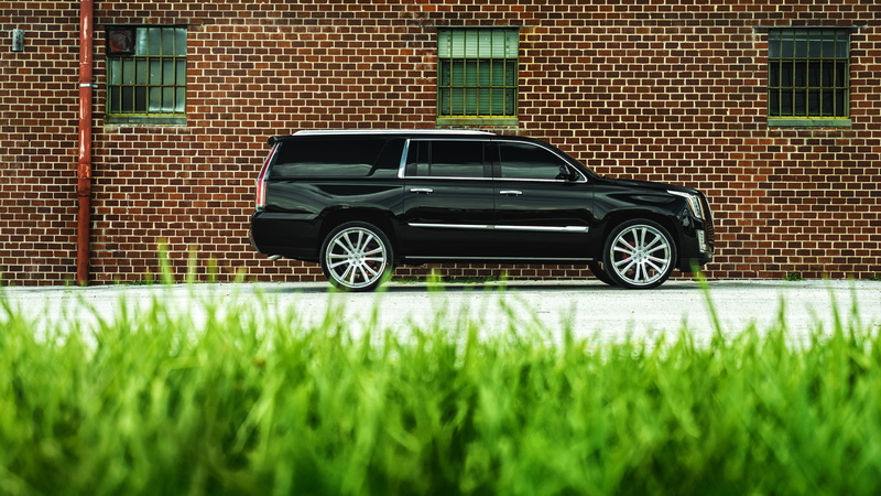 architecture, outdoors, hq, wheel, SUV, 4K, nature, mode of transportation, leaving, built structure, black, green color, rechange, motor vehicle