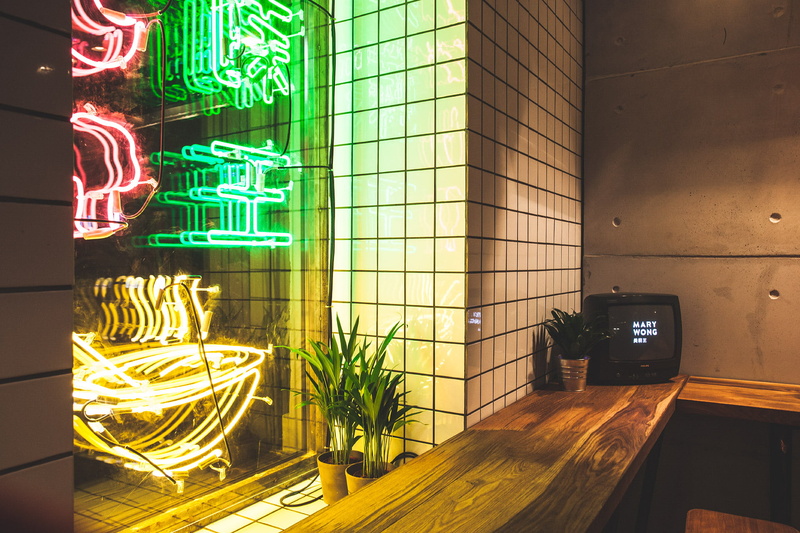 indoors, 1080P, neon, CRT, Chinese character, tile
