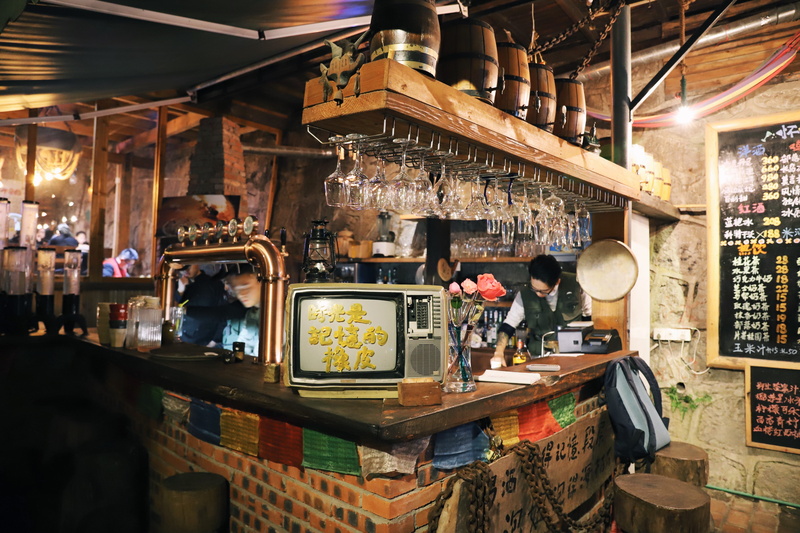market, large group of objects, collection, board, sale, glasses, retail, indoors, container, wooden, tv, real people, illuminated, gray, retail display