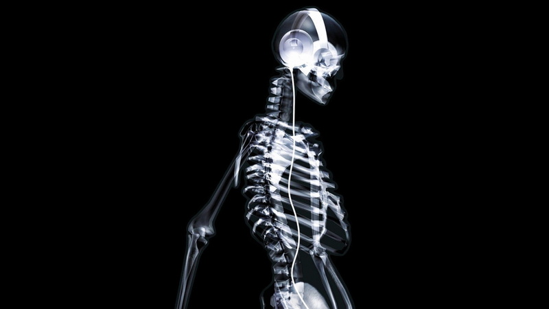 x-ray image, filament, Sillhouette, Skeleton, Headphones, metal, Bone, Light, studio shot, healthcare and medicine, indoors, black background, no people