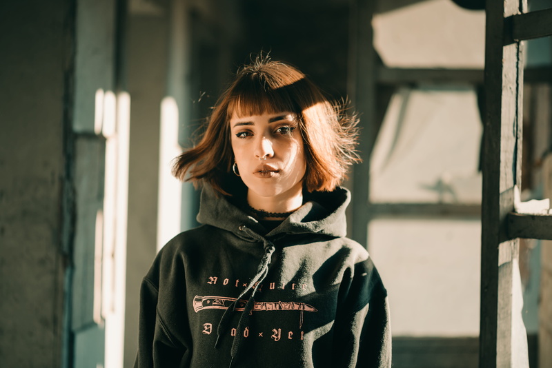 sweatshirt, waist up, beautiful woman, photoshoot, beautiful, young women, beauty, architecture, long sleeve, building exterior, lifestyles, terni, bangs