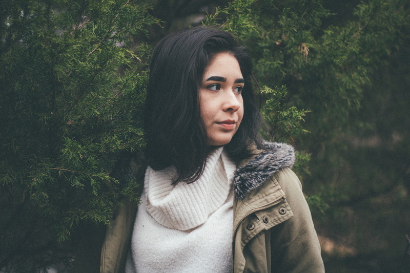 beautiful woman, tree, warm clothing, hairstyle, hoodie, 5K, sweatshirt, young women, portrait, person, sweater, photo, human, hair, casual clothing, young adult