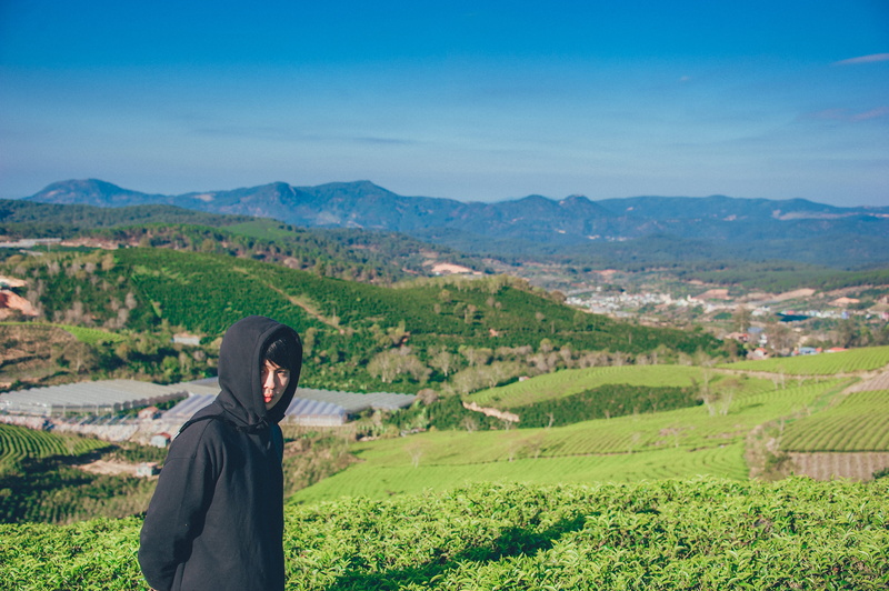 non-urban scene, tranquil scene, wearing, photography, one person, standing, young women, daytime, nature, farm, daylight, hoodie, leisure activity, cropland