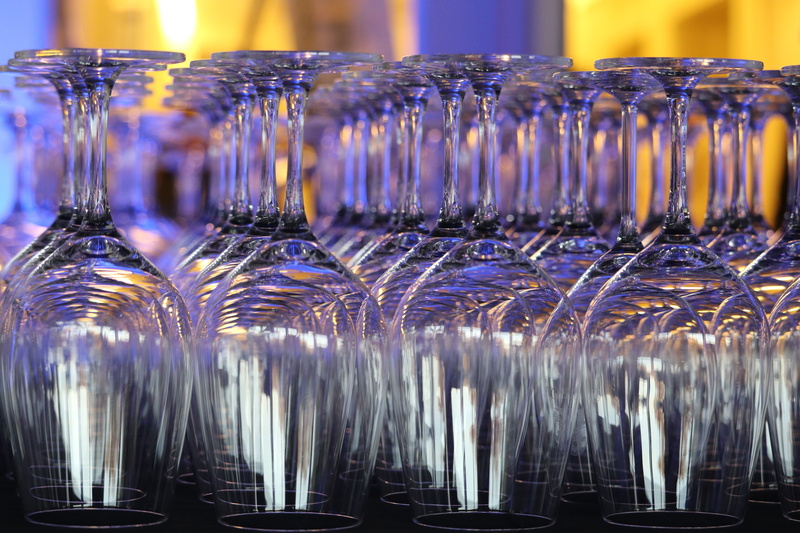 food and drink, glass - material, upside, close-up, 5K, upside down, order, footed, day, large group of objects, crystal, side by side, bar - drink establishment