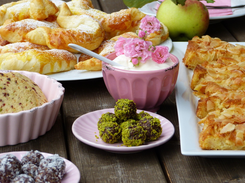 glass, diet, coffee, healthy vegetarian, bake, no people, indulgence, healthy eating, snack, variation, eating utensil, energy balls, apple pie, plate