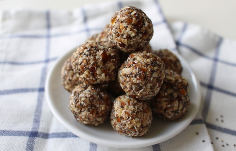 food, healthy eating, plate, healthy, wellbeing, temptation, eat, indulgence, ready-to-eat, vitamins, dates, dried fruit, sweetness, snack, dried fruits