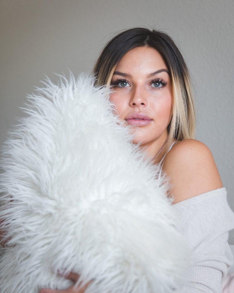 soft, gray, women, person, 2K, white, clothing, hairstyle, beauty, feather boa, looking at camera, #lipstick, caucasian, indoors, #cuddle, scarf, fluffy