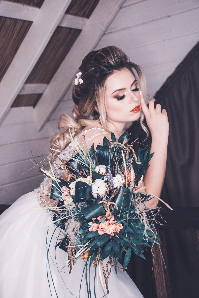 real people, bouqet, looking, bouquet, contemplation, indoors, adult, young women, front view, redlips, lifestyles, blondehait, flowers, bride, young adult