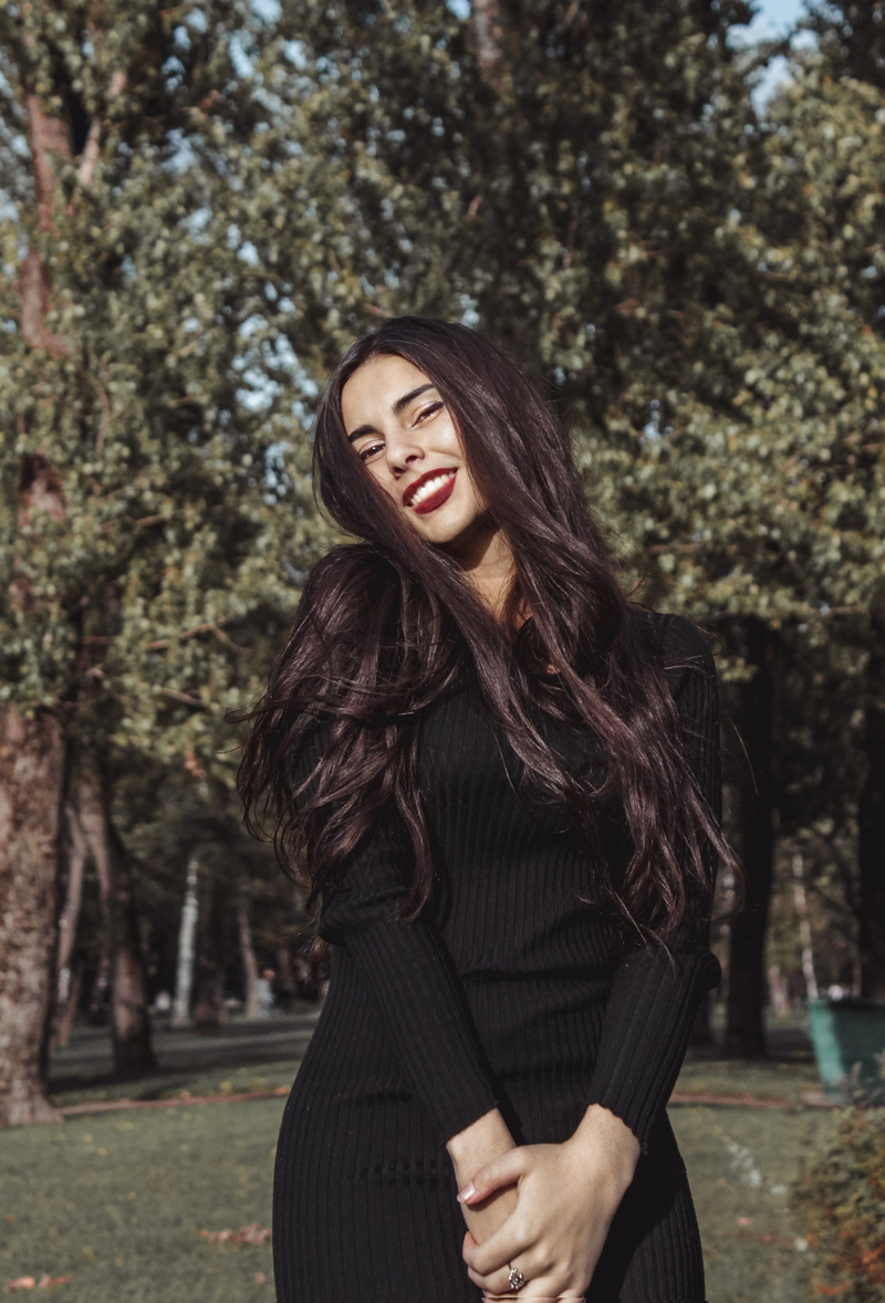 hairstyle, girl, focus on foreground, hd, tree, plant, standing, beauty, 4K, day, warm clothing, sunshine, clothing, sunlight, redlips, autmn