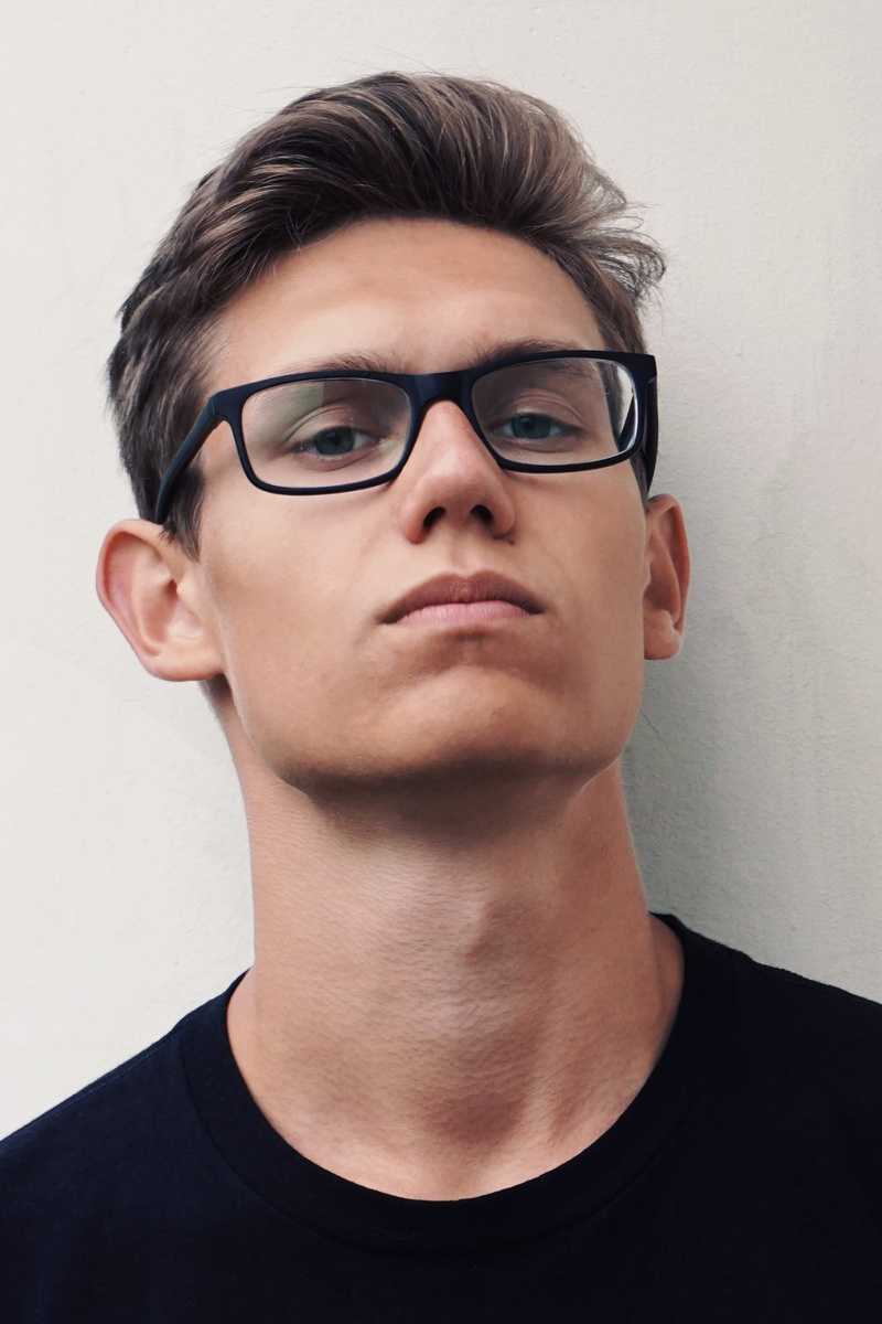 face, casual clothing, soft, men, wall - building feature, young men, one person, looking at camera, eyeglasses, glasses, pan4ratte, lifestyles