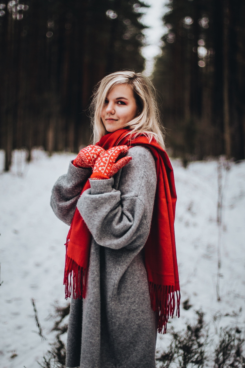 hoodie, hood, focus on foreground, pants, one person, sleeve, tree, long sleeve, portrait, standing, sweater, scarf, outdoors, gray, human, young adult
