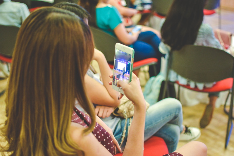 focus on foreground, wireless technology, people, stolen, sitting, connection, 5K, women, smart phone, adult, communication, portable information device