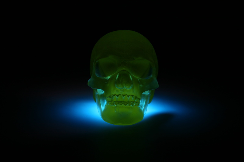 copy space, no people, shadow, 3d model, green color, electric lamp, 4K, close-up, skull, black background, electricity, human, glass, green, dark, illuminated