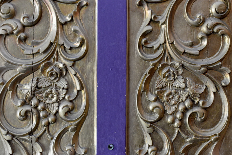 bas relief, door, sculpture, building exterior, symetry, close-up, full frame, animal representation, architecture, graphics, bronze, art, pattern, gold
