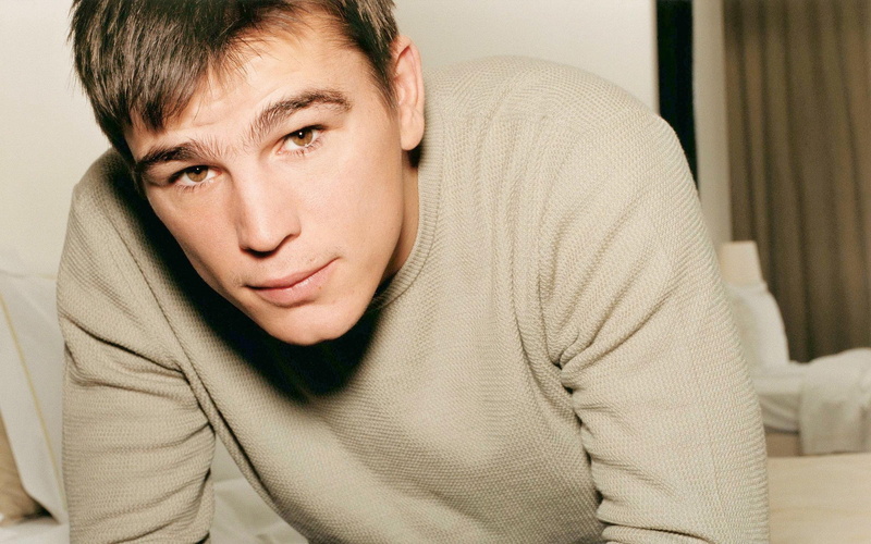sweater, s, male celebrities, josh hartnett, 2880x1800, hartnett, neck, 2K, gray, crew, josh, men