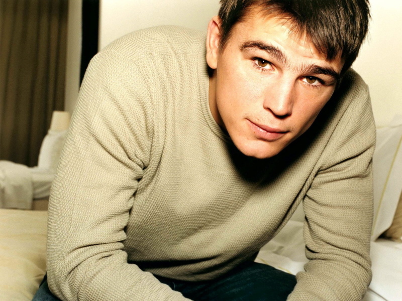 josh hartnett, brown, sitting, handsome, only Men, serious, s, young Adult, front view, casual Clothing, sadness, thinking, resting, contemplation, men