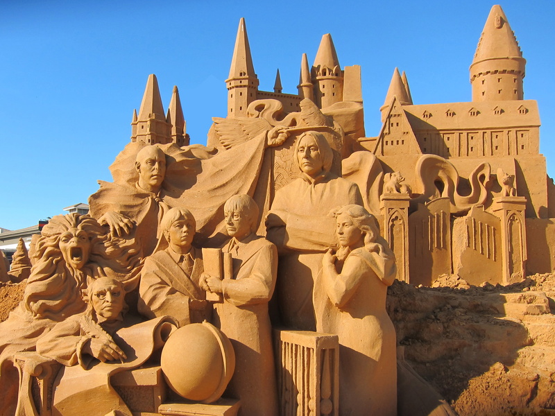 human representation, outdoors, belief, ancient civilization, architecture, Harry Potter, Hogwarts, statue, built structure, craft, the past, male likeness