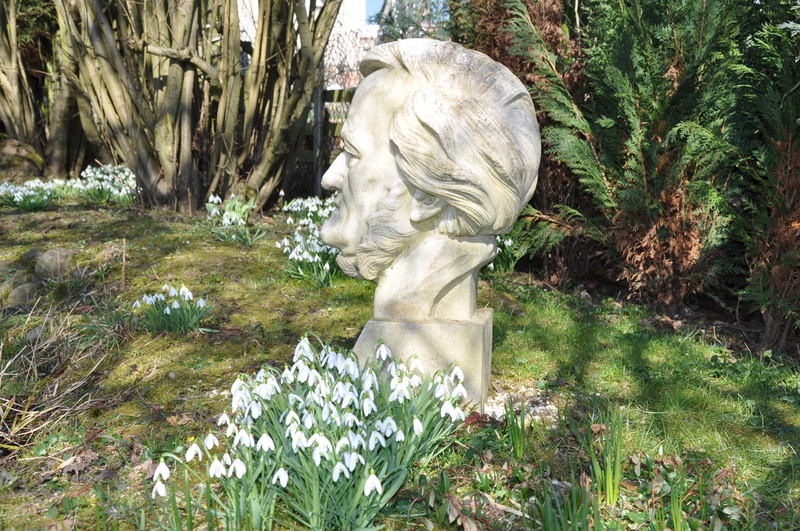 outdoors, frühlingsblüher, march, signs of spring, 4K, head, february, craft, nature, male likeness, park - man made space, statue, snowdrop, creativity