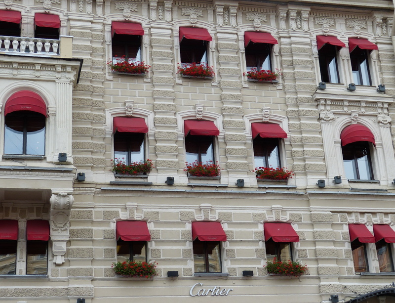 built structure, window, arch, architecture, residential district, building exterior, in a row, hotel, city, full frame, outdoors, facade, repetition, apartment