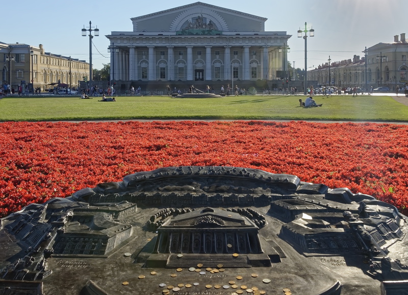 travel destinations, day, park, building exterior, built structure, red, the past, incidental people, government, travel, real people, sky, tourism, russia