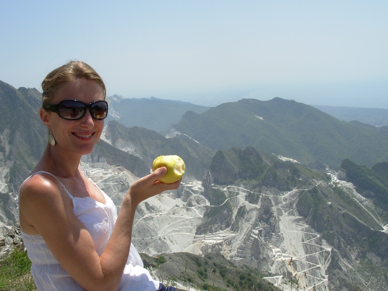 mountain range, looking at camera, day, young adult, women, fashion, 1080P, real people, mountain, woman, sunglasses, outdoors, summer, holding, apple