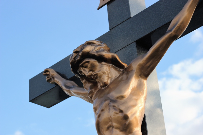 built structure, low angle view, animal themes, sky, building exterior, statue, christianity, crucifix, day, photo, sculpture, animal, architecture, blue