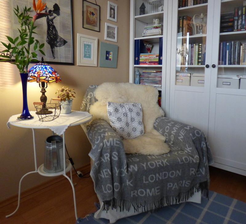 bed, lighting equipment, no people, domestic bathroom, domestic room, home showcase interior, bathroom, side table, Carrel, vase, home, luxury, indoors
