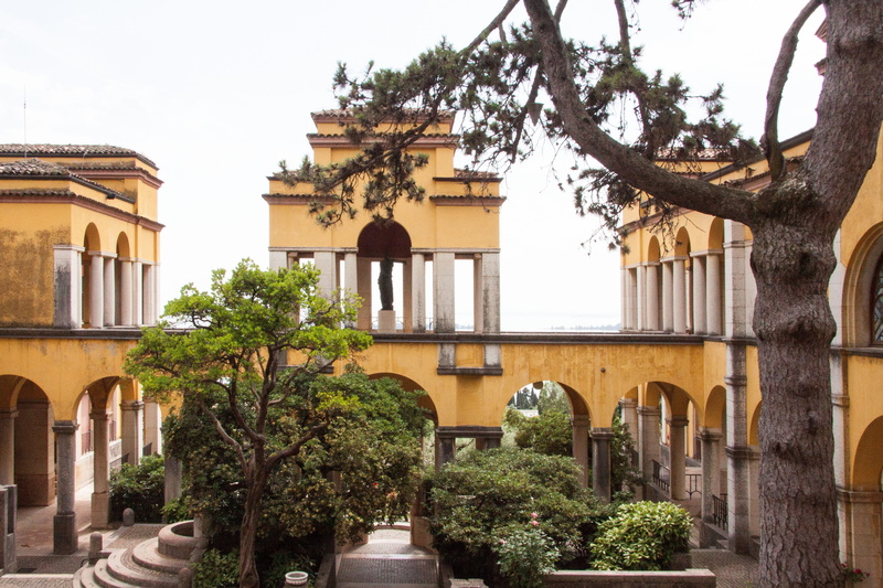 travel destinations, museum, window, gabriele dannunzio, palm tree, arch, built structure, architectural column, history, Villa, outdoors, day, italy, courtyard