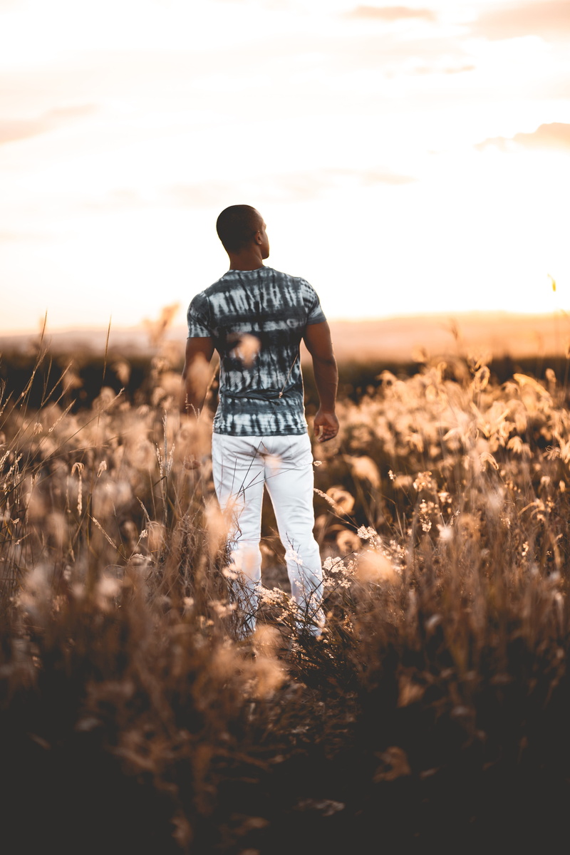 casual clothing, men, sun, respecting, red, lifestyles, daylight, sunset, contemplate, land, selective focus, seeing, looking, sunlight, young adult, contemplating