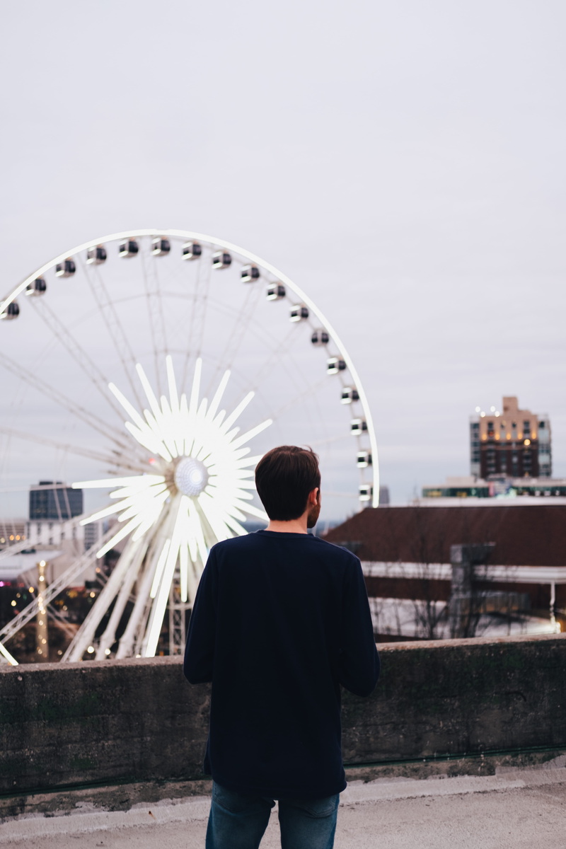 casual clothing, skyline, men, roof, arts culture and entertainment, empty, lights, city, 5K, amusement park ride, focus on foreground, three quarter length