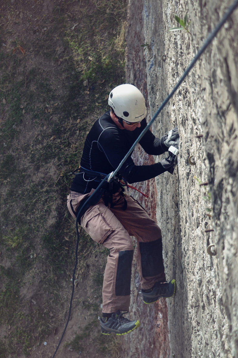 real people, nature, climbing, headwear, day, helmet, plant, el muro, rappel, 4K, leisure activity, outdoors, tree, men, holding, casual clothing, parana