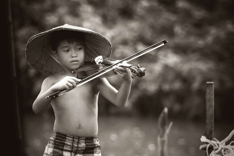 playing, love, front view, child, 1080P, innocence, waist up, summer, clothing, weapon, people, wear, childhood, boys, violin, musician, offspring, little